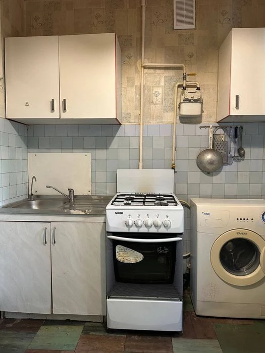 I will sell a 2-room apartment of 49 m2 on Vyacheslav Chernovola St. (former St