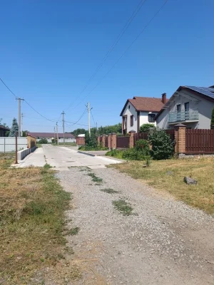 Продаж великого будинку без внутрішніх робіт в передмісті
