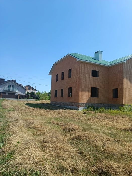 Продаж великого будинку без внутрішніх робіт в передмісті