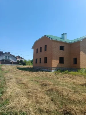 Продаж великого будинку без внутрішніх робіт в передмісті