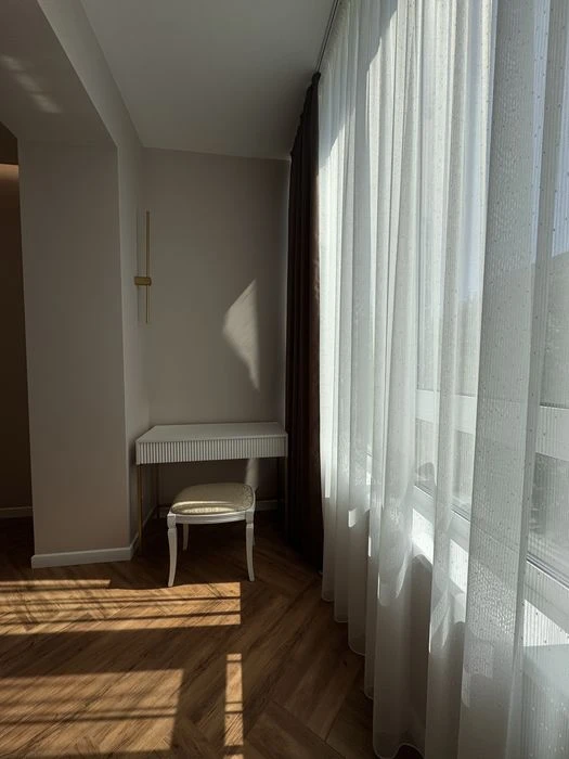 Продається сучасна, велика, нова 2-х кімнатга квартира.