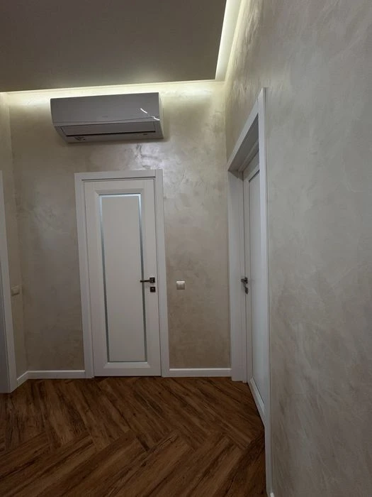 Продається сучасна, велика, нова 2-х кімнатга квартира.