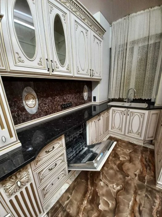 Selling a 4-room apartment in Kholodnogorsk district, Skovorodinovskaya Street 1.