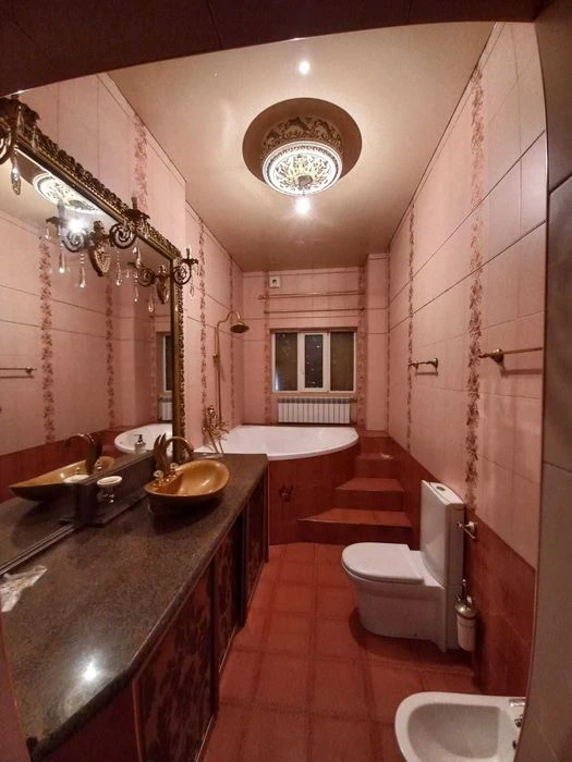 Selling a 4-room apartment in Kholodnogorsk district, Skovorodinovskaya Street 1.