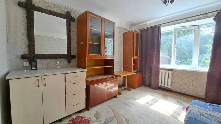 Selling a one-room studio apartment on Odesskaya Street for 11,500 USD.