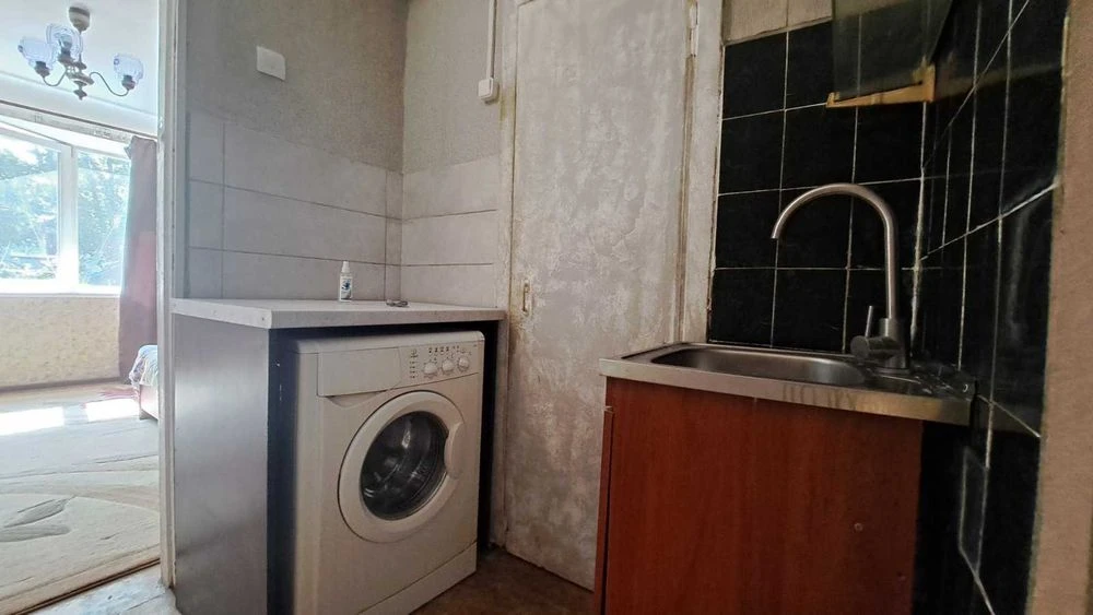 Selling a one-room studio apartment on Odesskaya Street for 11,500 USD.