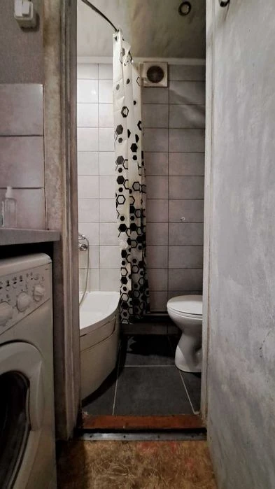 Selling a one-room studio apartment on Odesskaya Street for 11,500 USD.