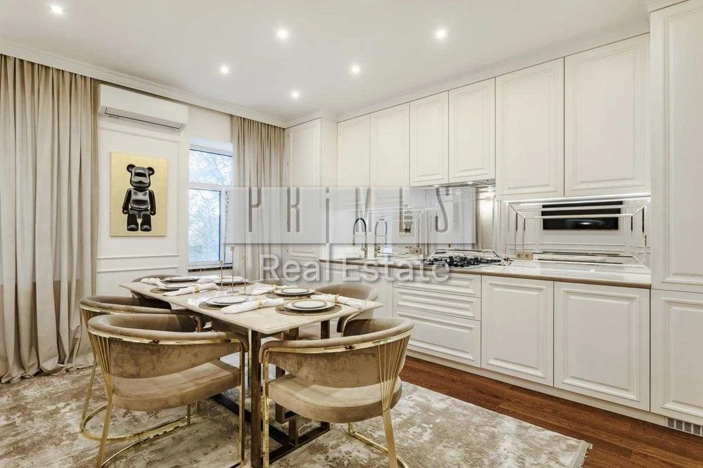 Apartment for sale 3 rooms in the Center, Honchara Olesya St., 8 meters
