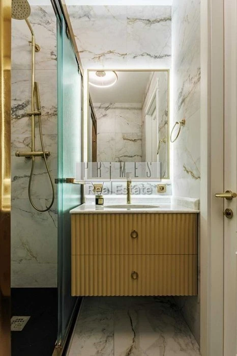 Apartment for sale 3 rooms in the Center, Honchara Olesya St., 8 meters