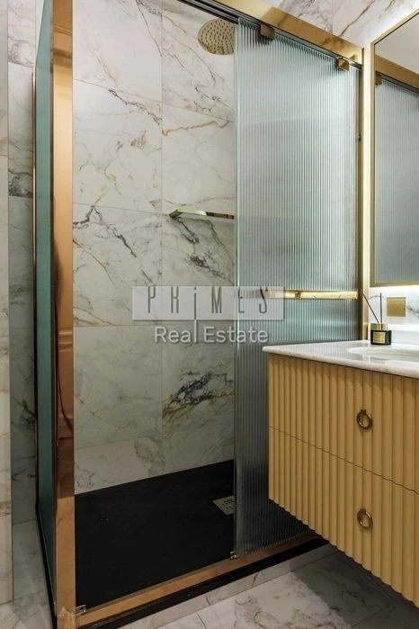 Apartment for sale 3 rooms in the Center, Honchara Olesya St., 8 meters