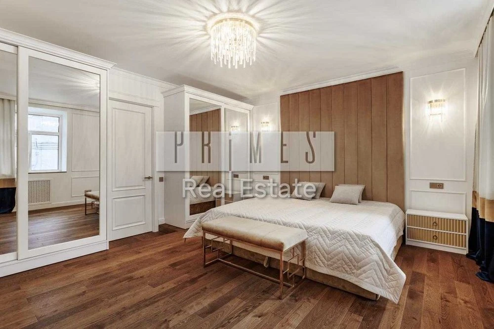 Apartment for sale 3 rooms in the Center, Honchara Olesya St., 8 meters