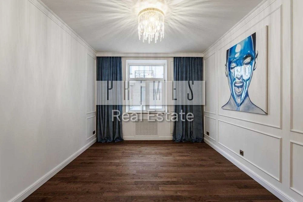 Apartment for sale 3 rooms in the Center, Honchara Olesya St., 8 meters