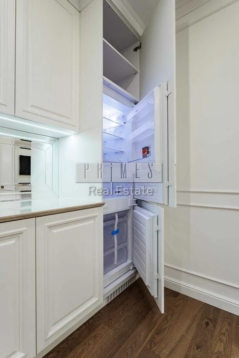 Apartment for sale 3 rooms in the Center, Honchara Olesya St., 8 meters
