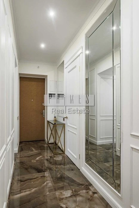 Apartment for sale 3 rooms in the Center, Honchara Olesya St., 8 meters