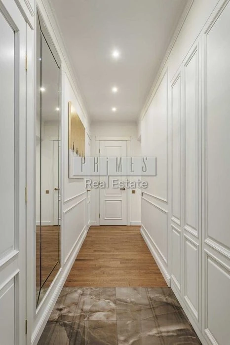 Apartment for sale 3 rooms in the Center, Honchara Olesya St., 8 meters