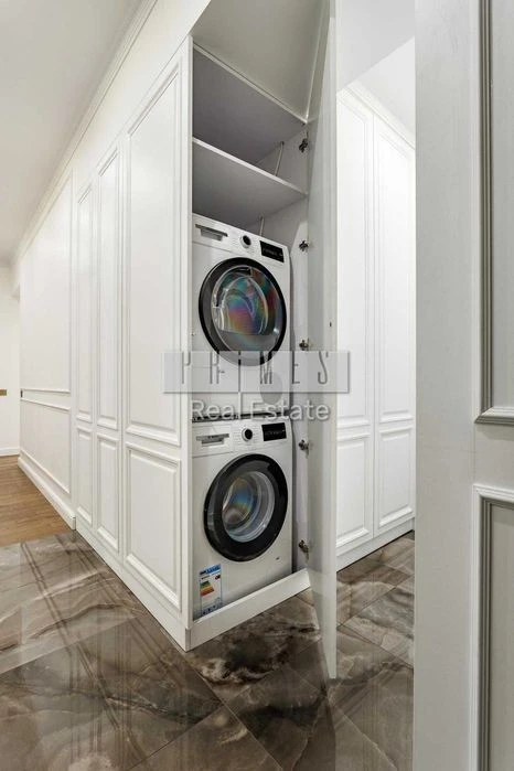 Apartment for sale 3 rooms in the Center, Honchara Olesya St., 8 meters