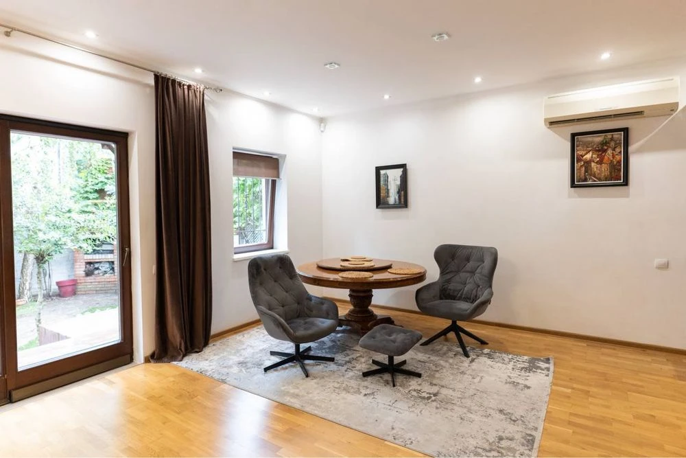 I will sell a house in the district of 10 st. Fountain, garage, basement