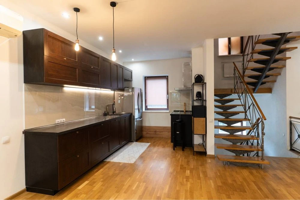 I will sell a house in the district of 10 st. Fountain, garage, basement