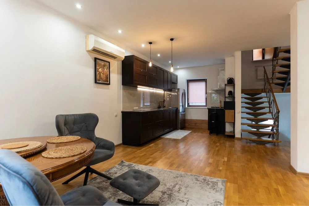 I will sell a house in the district of 10 st. Fountain, garage, basement