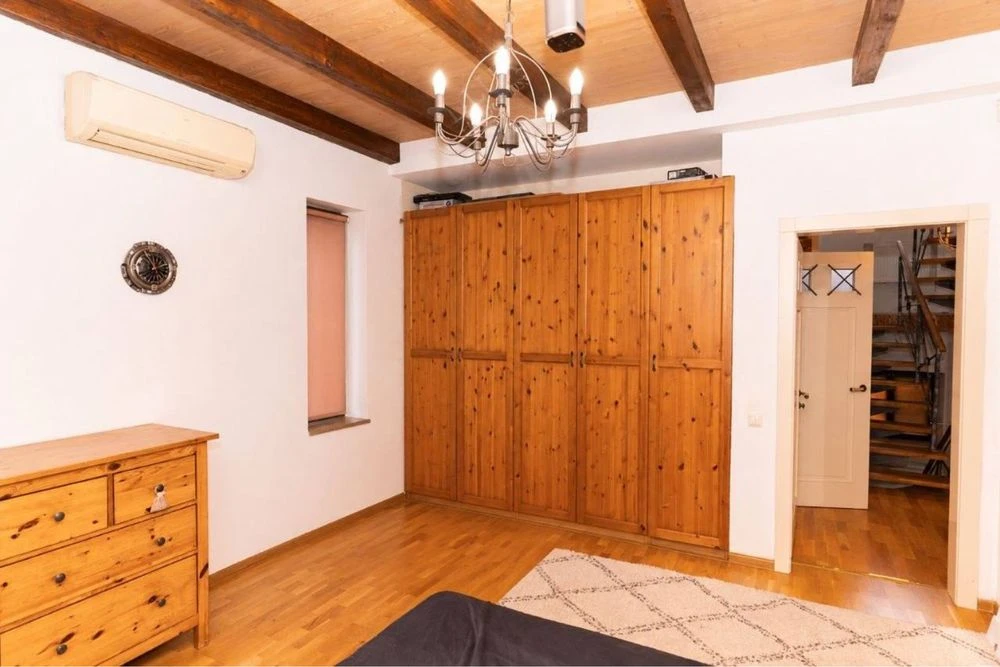 I will sell a house in the district of 10 st. Fountain, garage, basement