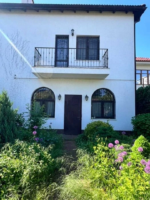 Renovated house, Fountain, sea