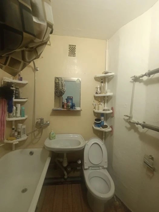 I will sell 1 apartment Saltovka metro Studencheskaya, 2 min walk