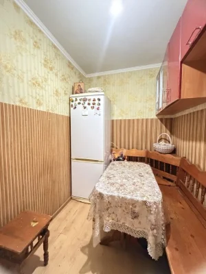 В продаже просторная комната с выделенной обеденной зоной.
