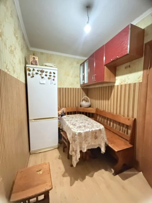 В продаже просторная комната с выделенной обеденной зоной.