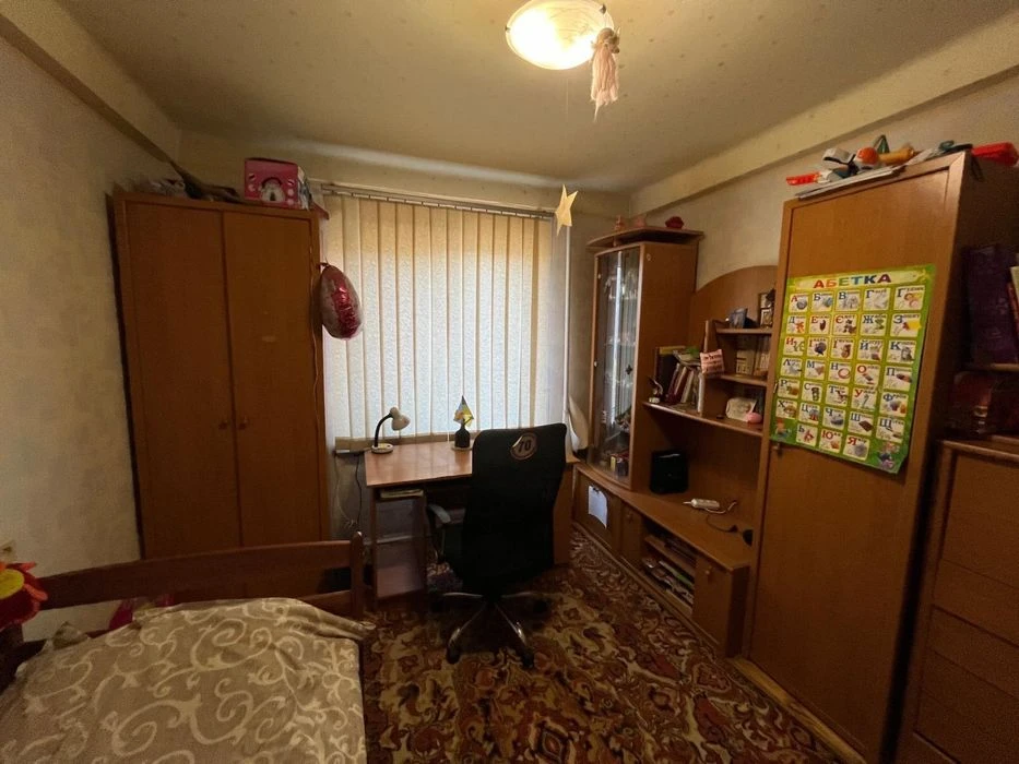 Продам трикімнатну на Шкільній