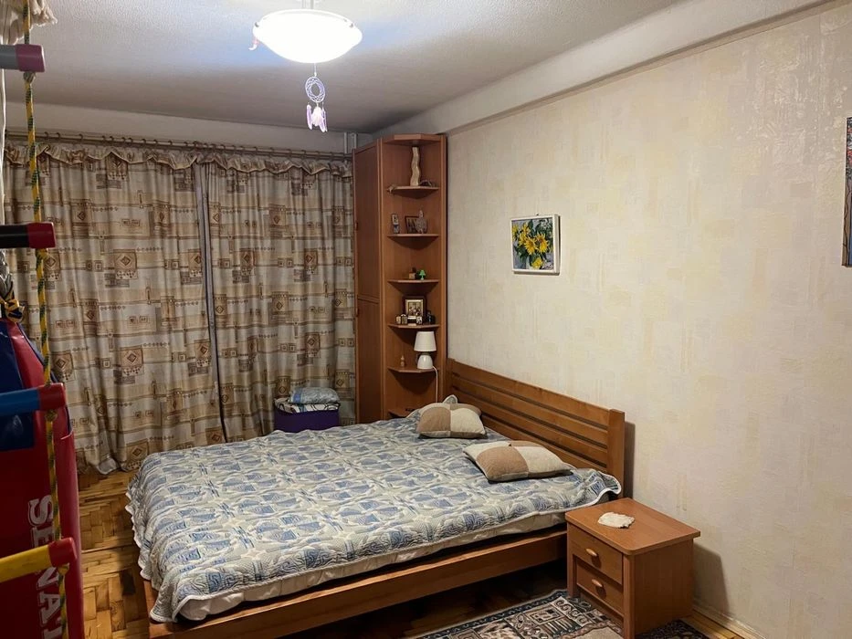 Продам трикімнатну на Шкільній
