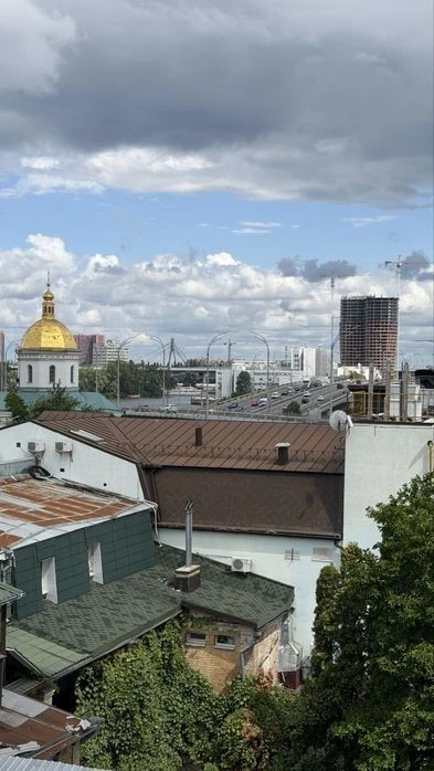 Sale of a new three-room apartment in a modern residential complex in Podol