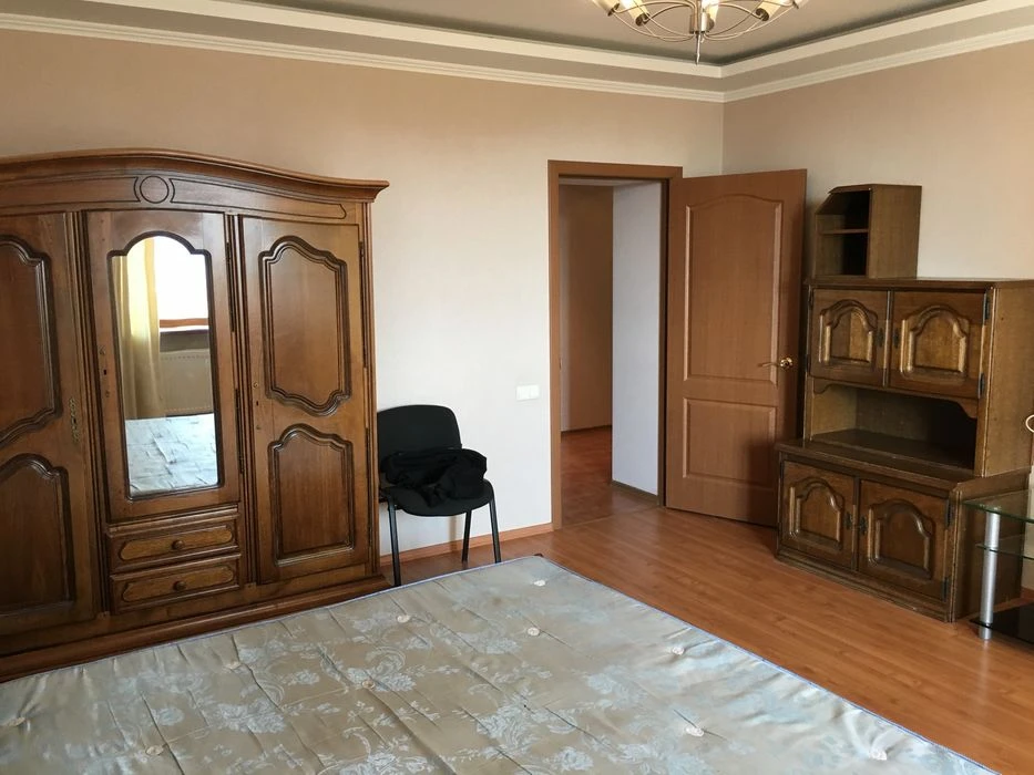 Срочно продам от хозяина большую однокомнатную квартиру.