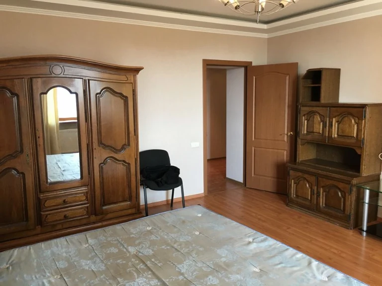 Срочно продам от хозяина большую однокомнатную квартиру.