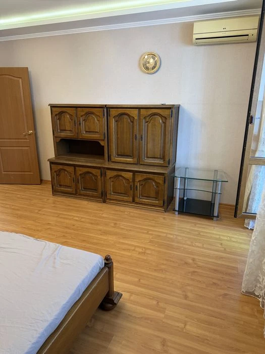 Срочно продам от хозяина большую однокомнатную квартиру.