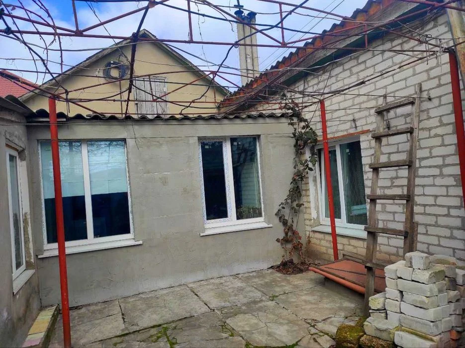 I will sell a part of the house on Dm. Donskogo entrance from the facade
