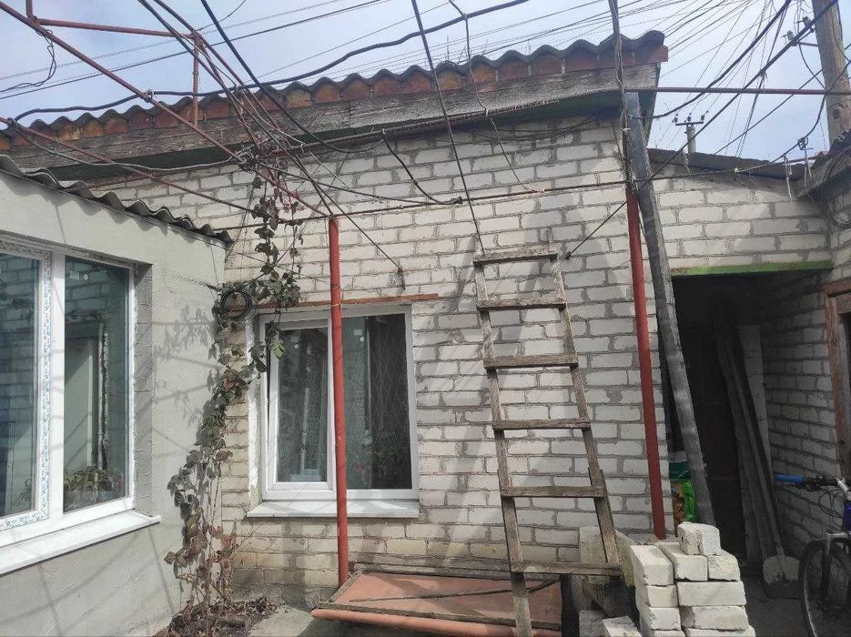 I will sell a part of the house on Dm. Donskogo entrance from the facade