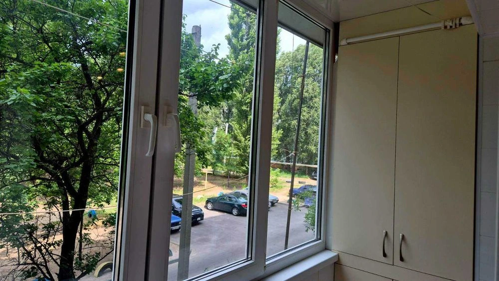 FOR SALE: 3 rooms, st. Kalinova 82. 2nd floor of a 9-storey building. NOT AN ANGLE