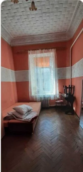 I will sell a room in the center on Cathedral Square