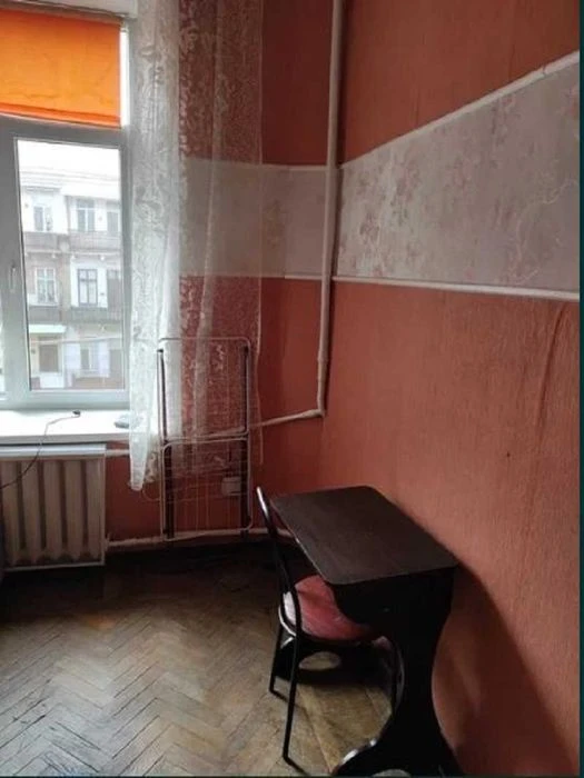 I will sell a room in the center on Cathedral Square