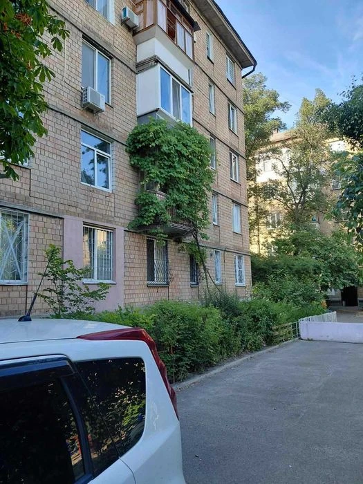 For sale 2-room apartment on Leopold Yaschenko Avenue (V. Zhukovsky)