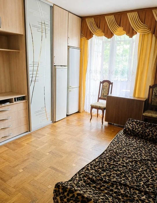 For sale 2-room apartment on Leopold Yaschenko Avenue (V. Zhukovsky)