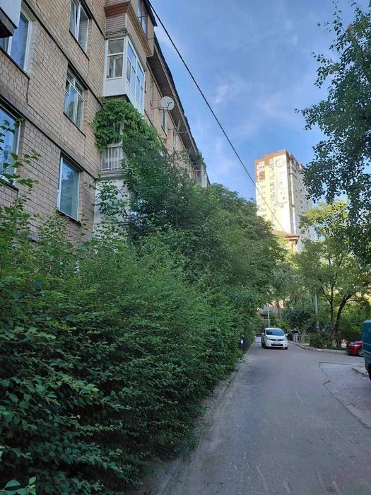 For sale 2-room apartment on Leopold Yaschenko Avenue (V. Zhukovsky)