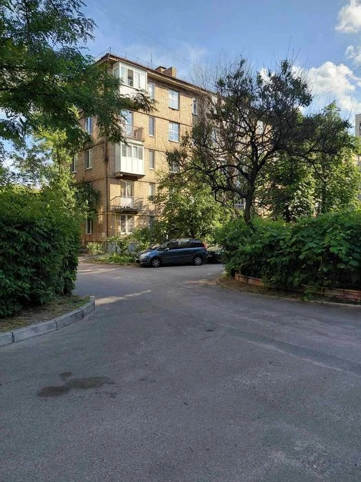 For sale 2-room apartment on Leopold Yaschenko Avenue (V. Zhukovsky)