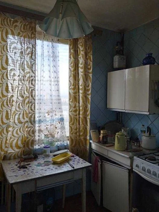I offer to buy a 3-room apartment near the metro.