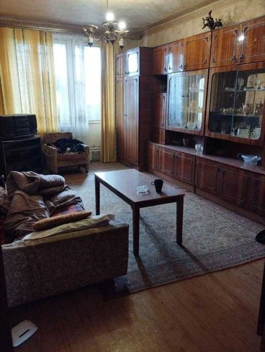I offer to buy a 3-room apartment near the metro.