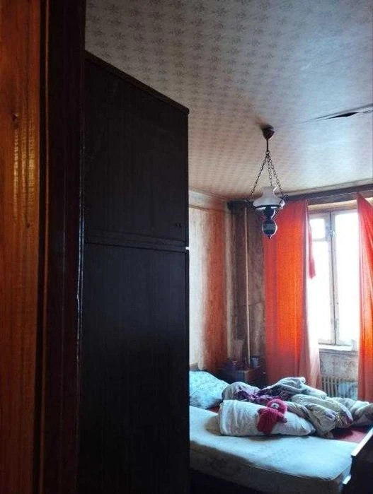 I offer to buy a 3-room apartment near the metro.