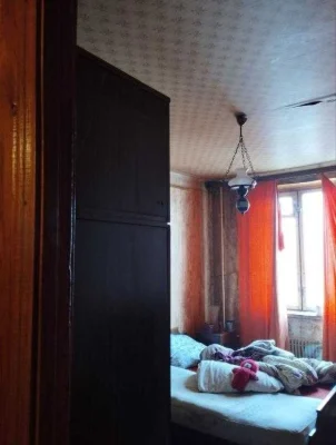 I offer to buy a 3-room apartment near the metro.