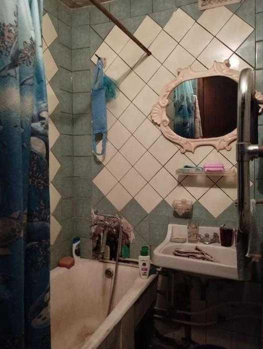 I offer to buy a 3-room apartment near the metro.