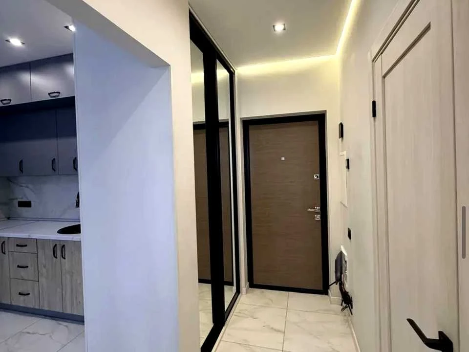 Apartment. Kyiv, Salyutna St., 2k