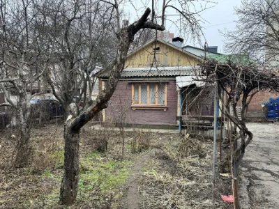 I will sell part of the house in the Urozhai market district